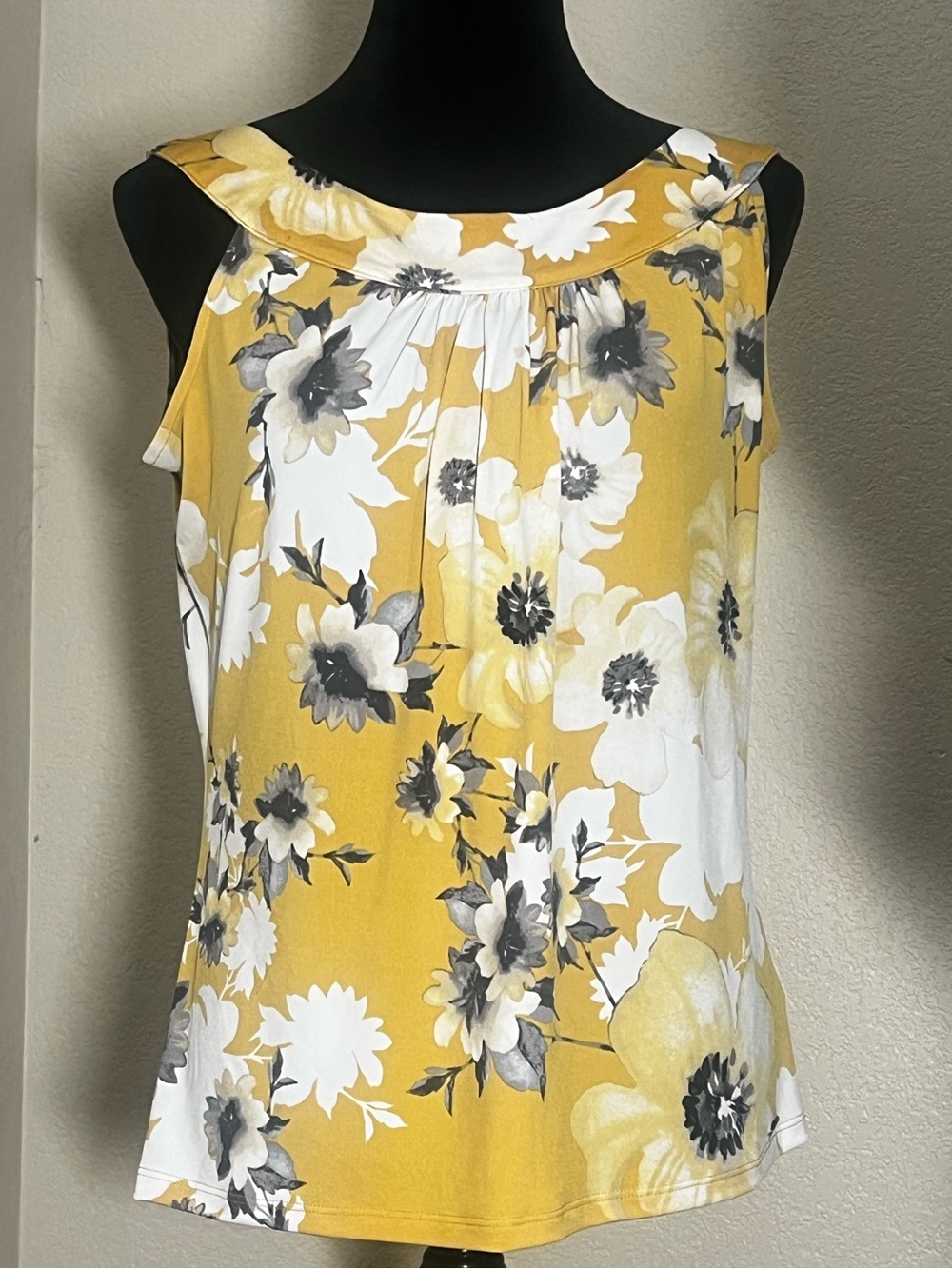 Calvin Klein - Sleeveless Floral Pleat Neck Top - Yellow, M